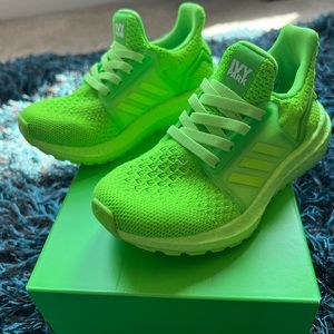 Like new, Limited Edition, PARK IVY Toddler Solar Green in mint condition.